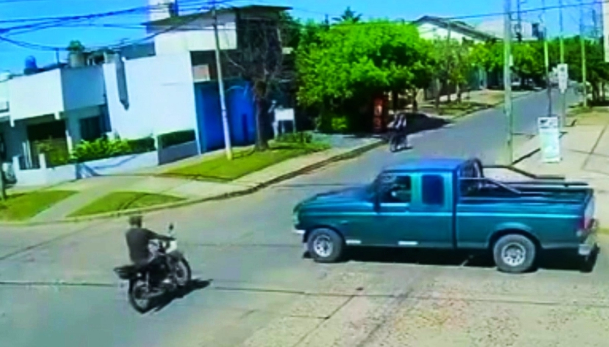 Motoquero chocó contra una camioneta y habría sufrido un daño irreversible
