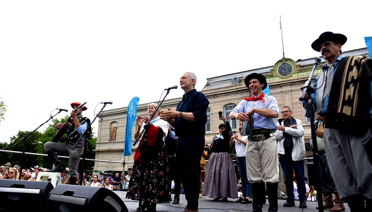 Con un impactante desfile en Meridiano V, Alak celebró el Día de la Tradición en La Plata