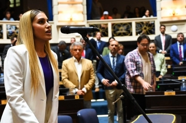 Tras las polémicas en el Renaper, Geraldine Calvella asume su banca libertaria en Diputados de la Provincia