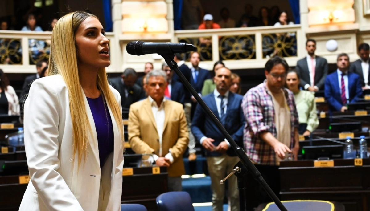 Tras las polémicas en el Renaper, Geraldine Calvella asume su banca libertaria en Diputados de la Provincia