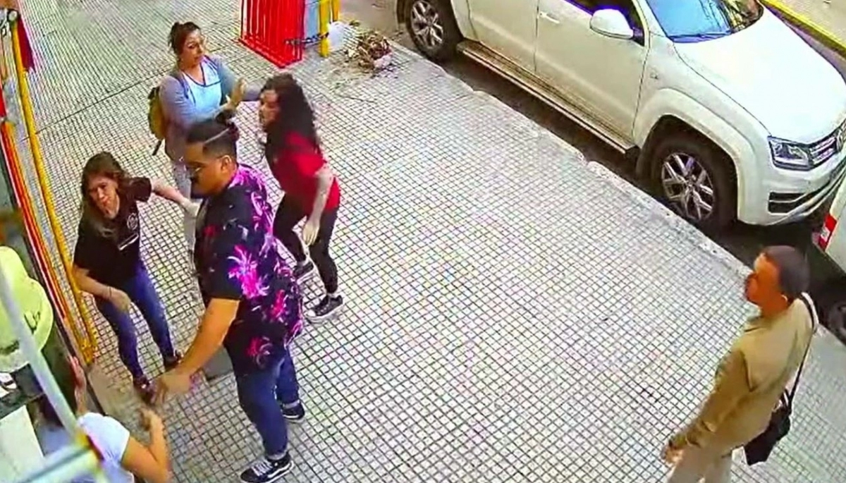 ¿Travesura o mal enseñado? Niño arrebató juguetes de un comercio y desató una violenta pelea