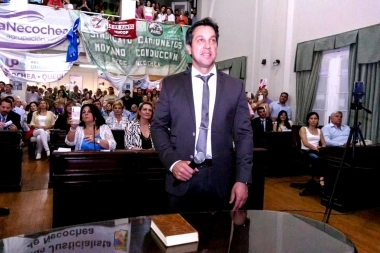 A pesar de la crisis, intendente vecinalista busca aplicar una tasa al combustible para “mejorar” la ciudad
