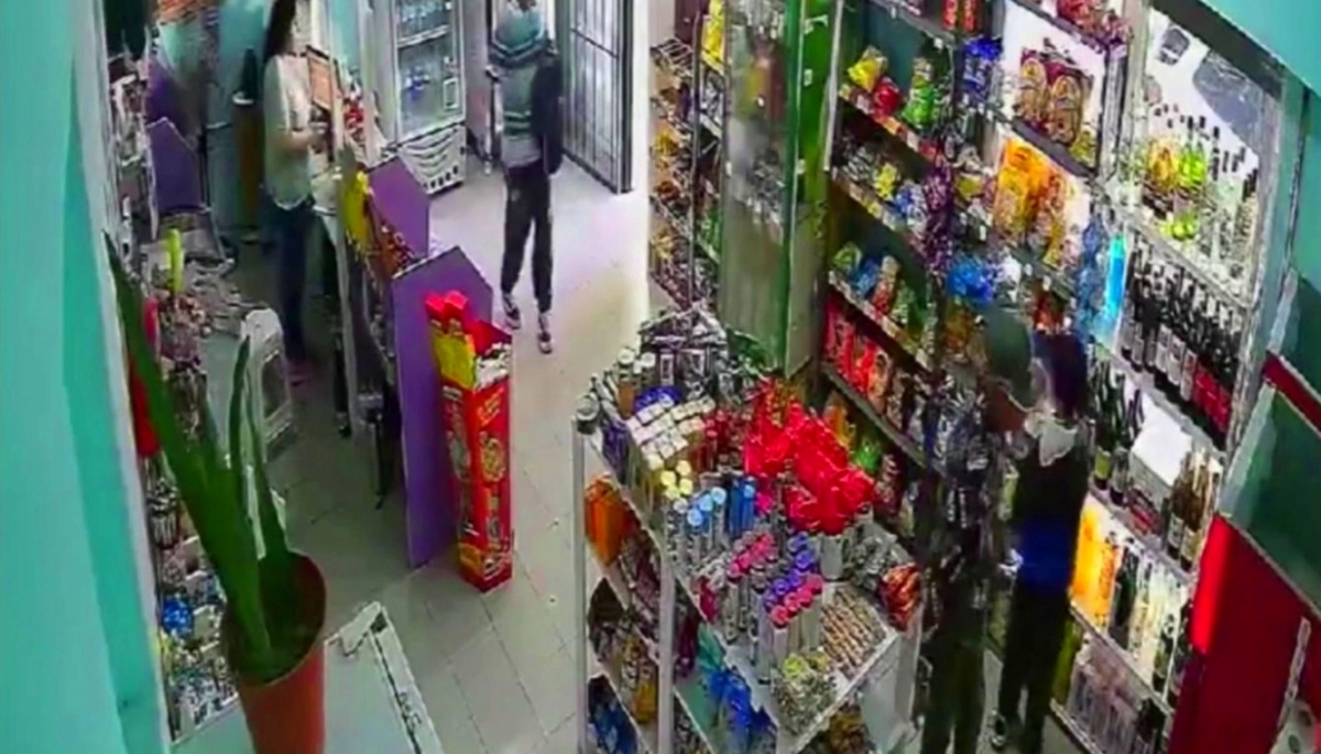 Descontrol en La Plata: en el corazón de la ciudad, banda de pirañas se robó todo el fernet