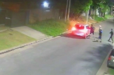 Conurbano violento: banda de chicos atacó a una mujer y la hija autista para robarles el auto