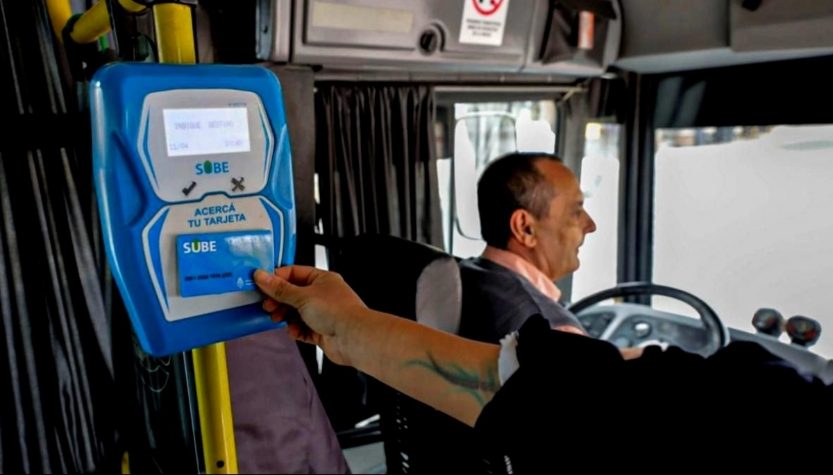 Para enfrentar el ajuste de Milei, Kicillof seguirá subsidiando al transporte público en el Interior