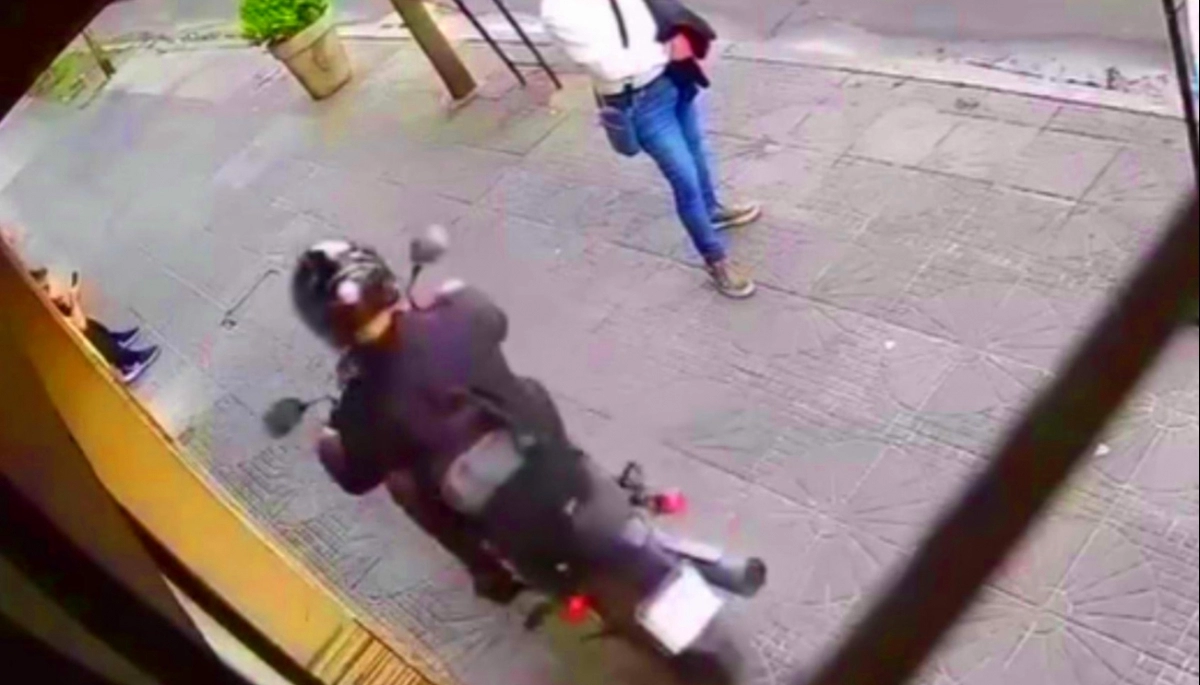 Inseguridad en Tres de Febrero: se distrajo con la pantalla y motochorro lo dejó incomunicado