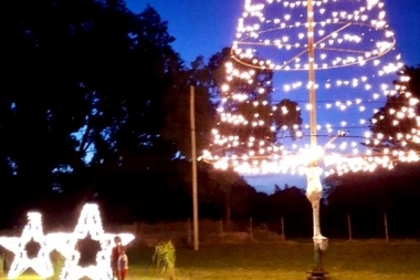 El Municipio de 25 de Mayo comenzó a decorar la ciudad con motivos navideños, árboles y estrellas