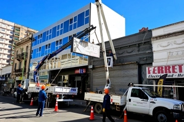 Bahía Blanca: el municipio comenzó con el retiro de cartelería para poner en valor al sector comercial