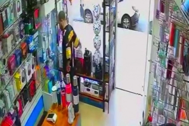 Descarado robo en CABA: se llevó un conversor de TV escondido en los calzoncillos