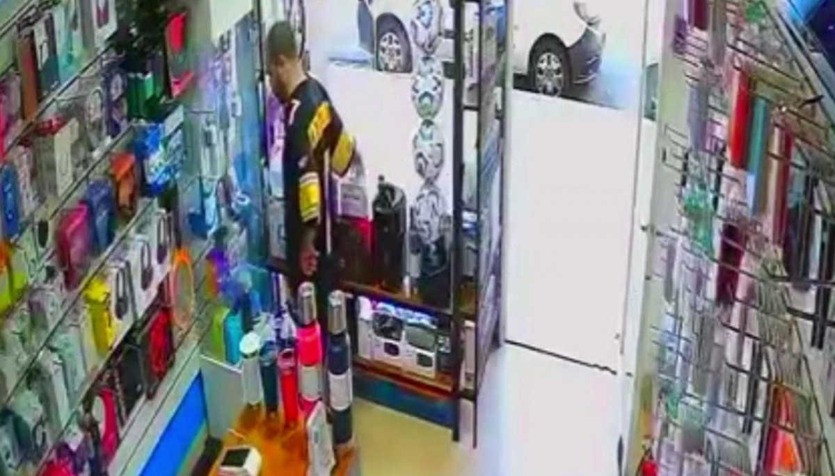 Descarado robo en CABA: se llevó un conversor de TV escondido en los calzoncillos