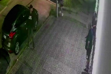 Llegaban a la casa y ladrones les pusieron las armas en la cabeza durante un robo automotor