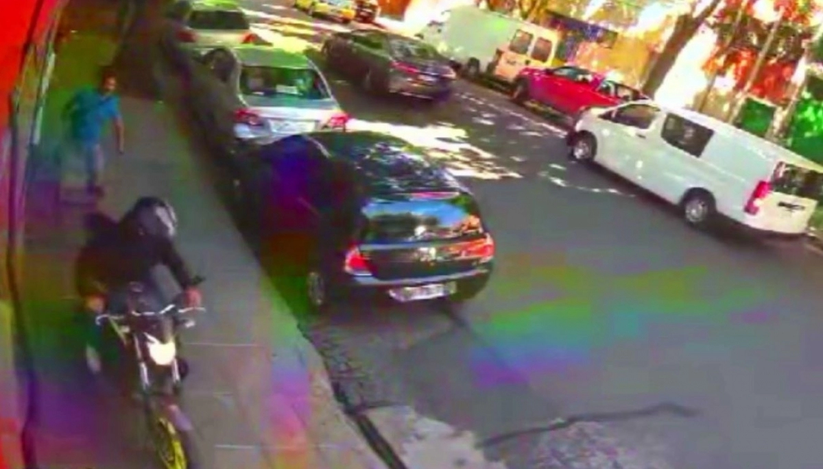 Inseguridad en Barracas: motochorro aceleró por la vereda y le robó a un joven con quirúrgico arrebato