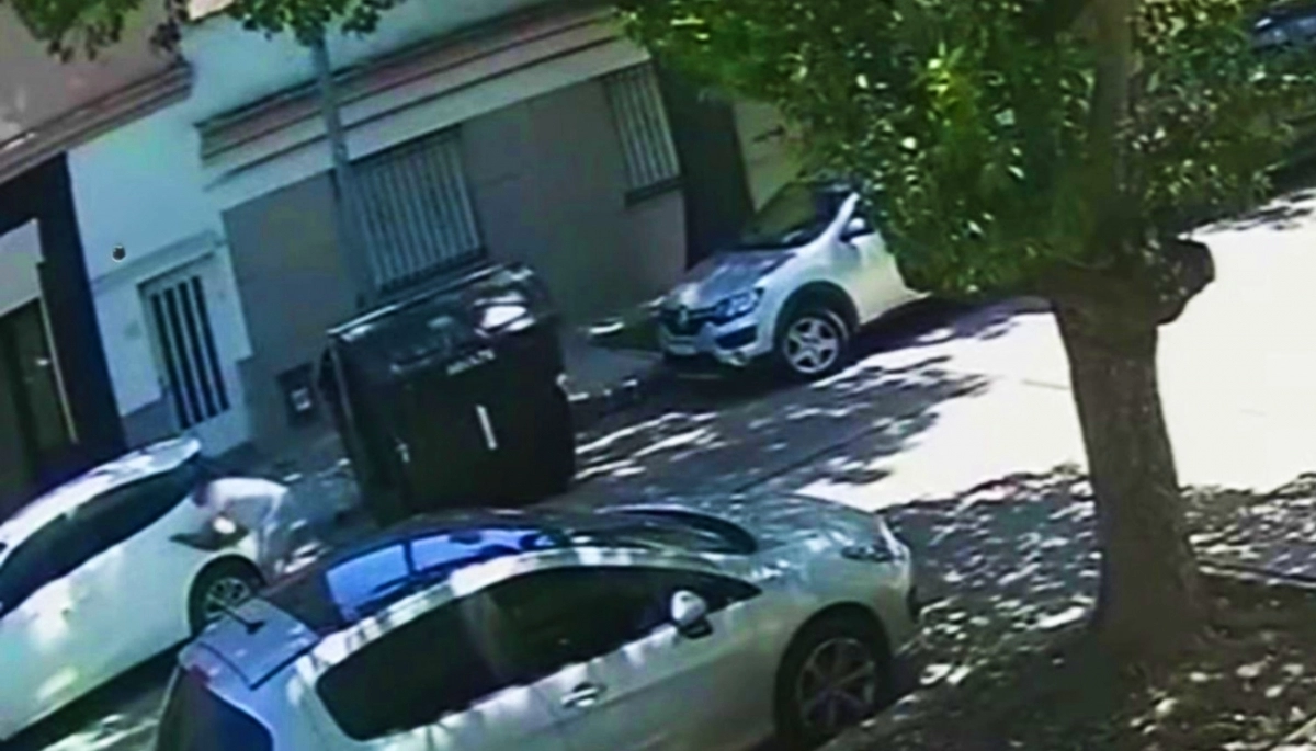 Ratero suelto en CABA: buscan a un sujeto que robó una mochila con importantes estudios médicos