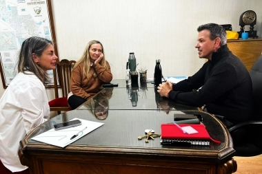 Sciaini y Ferraro entregaron juegotecas y material deportivo en Roque Pérez