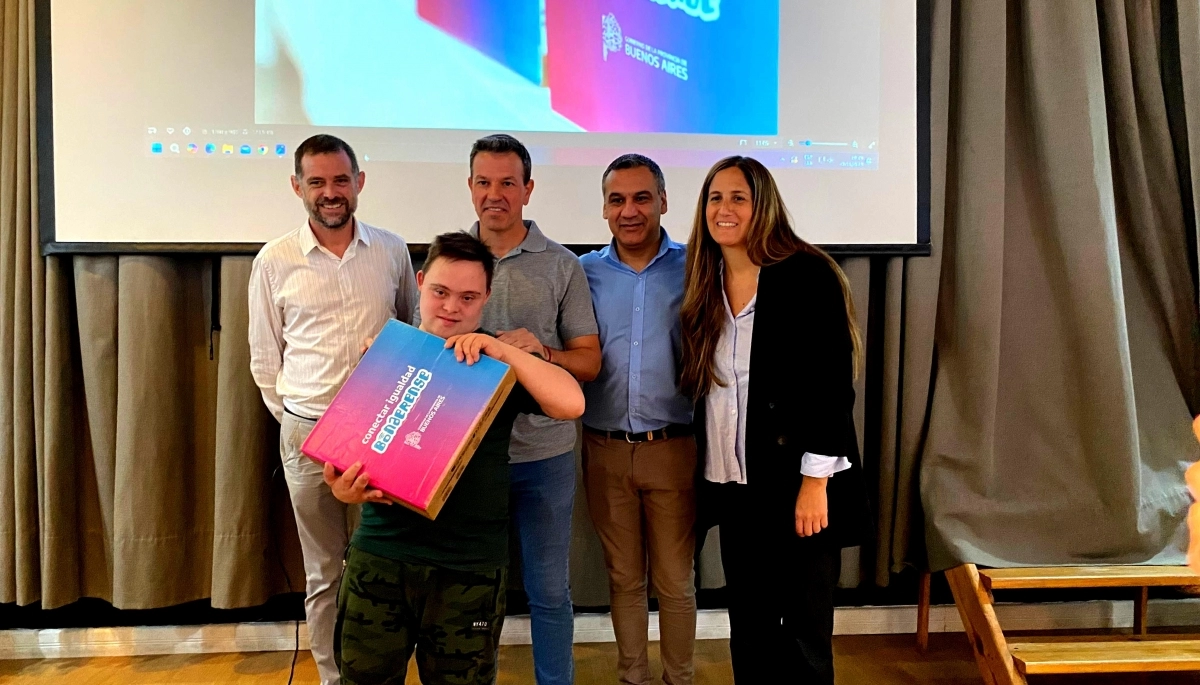 Sciaini encabezó la entrega de notebooks a estudiantes de Roque Pérez