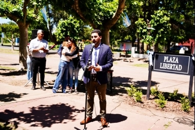 Acompañado por autoridades de 25 de Mayo, Egüen encabezó el acto por el Día de la Soberanía