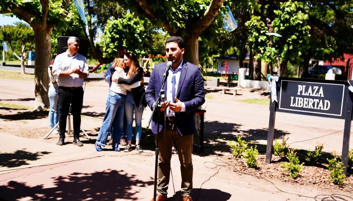 Acompañado por autoridades de 25 de Mayo, Egüen encabezó el acto por el Día de la Soberanía
