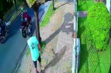 Motoquero quedó a pie e incomunicado cuando frenó para responder un mensaje de WhatsApp