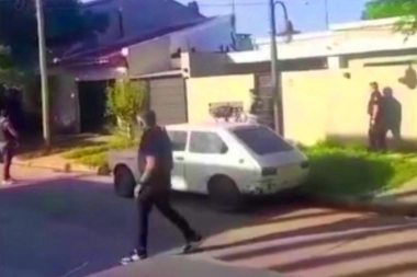 Baleó el auto y la casa de una vecina, lo allanaron y le secuestraron un arsenal