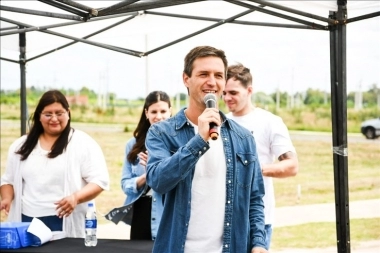 Mantegazza entregó más de 60 contratos y actas para las familias de San Vicente