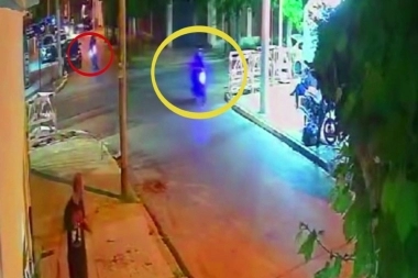 Delivery escapaba de ladrones, perdió el control de la moto y chocó a otras que estaban en la vereda