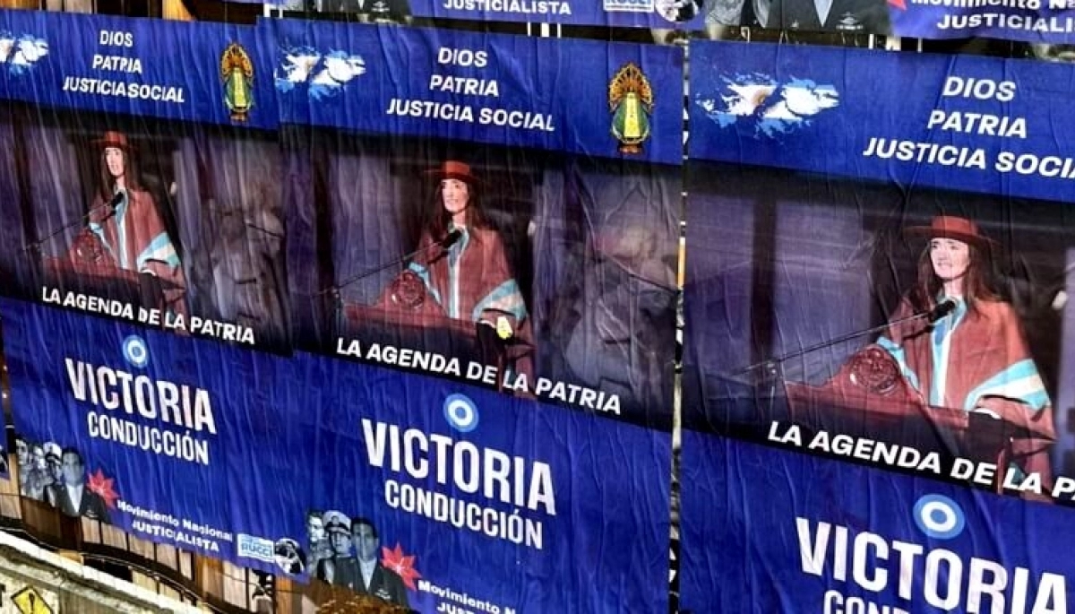Afiches de “Victoria Conducción” endurecen la guerra abierta entre Milei y Villarruel
