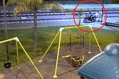 Grabados por las cámaras de vigilancia del municipio, detuvieron a ladrones que robaron una moto en la vía pública