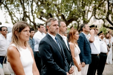 El intendente Achával encabezó el desfile tradicional por el 205º aniversario de del Tratado del Pilar
