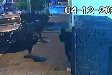 Se activó la sirena de la casa y especialistas en entraderas escaparon delante de la policía