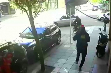 Fue por todo y perdió: escapaba con moto robada, lo interceptó el propietario y casi terminó desnudo