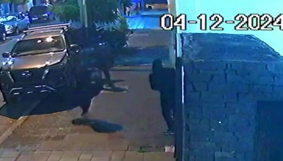 Se activó la sirena de la casa y especialistas en entraderas escaparon delante de la policía
