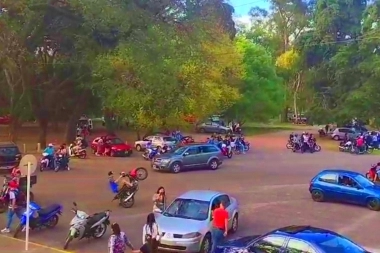 La Plata, ciudad tomada: bandas de motoqueros se burlan de la Policía local frente al despacho de Alak