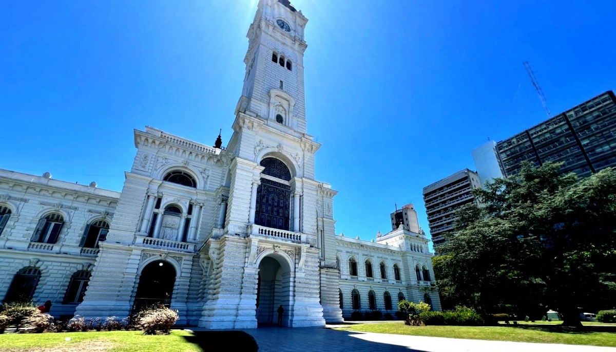 Gracias a un apoyo mayoritario, Alak consiguió la aprobación del Presupuesto Municipal 2025 de La Plata