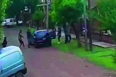 No se salvó ni el nene: jóvenes asaltaron a una familia en la puerta de la casa en Merlo