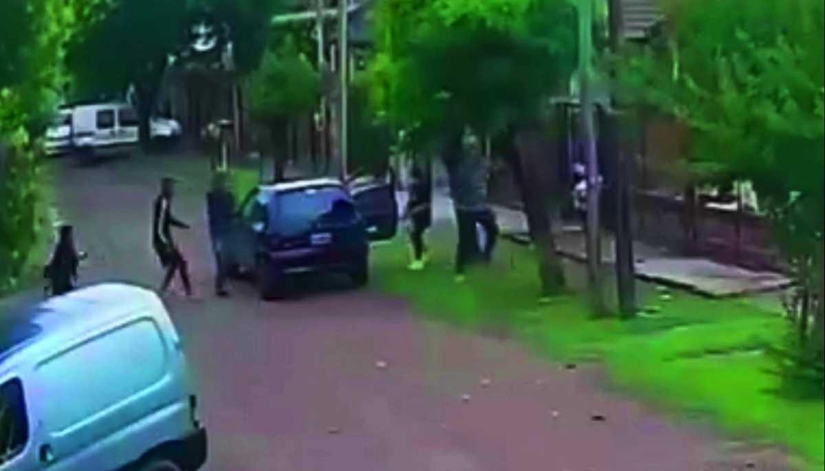 No se salvó ni el nene: jóvenes asaltaron a una familia en la puerta de la casa en Merlo