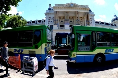 Caos, protesta y pagos atrasados: empresas de colectivo reclaman a Kicillof y D'Onofrio en La Plata