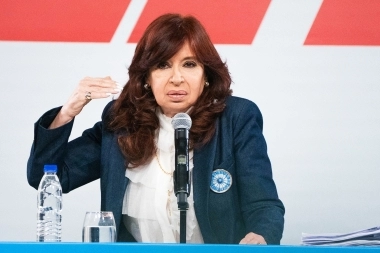 Cristina cruzó a Milei por una denuncia de ANSES: lo tildó de “cachivache” y lo mandó al psiquiatra