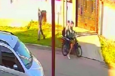 Motoquero se detuvo a responder un mensaje y fue atacado por ladrones que escaparon a los tiros
