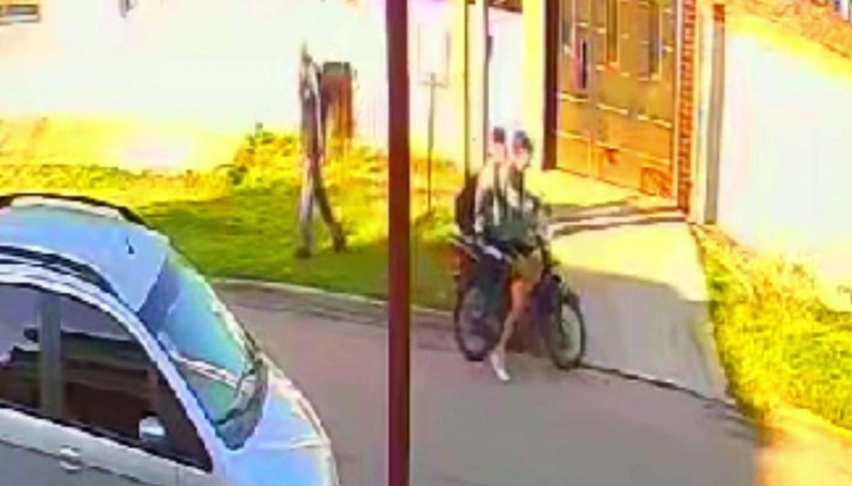 Motoquero se detuvo a responder un mensaje y fue atacado por ladrones que escaparon a los tiros