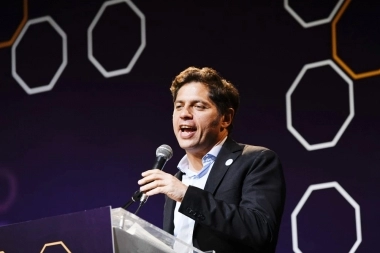 Después de reunirse con Cristina y con Massa, Kicillof realizó su acto en San Martín y volvió a polarizar con Milei