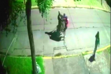 Motochorros persiguieron y cazaron a dos chicas en el Conurbano