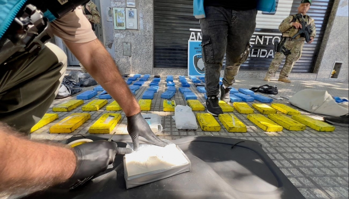 Intentaron escapar de un control policial y les hallaron 70 kg de cocaína de máxima pureza