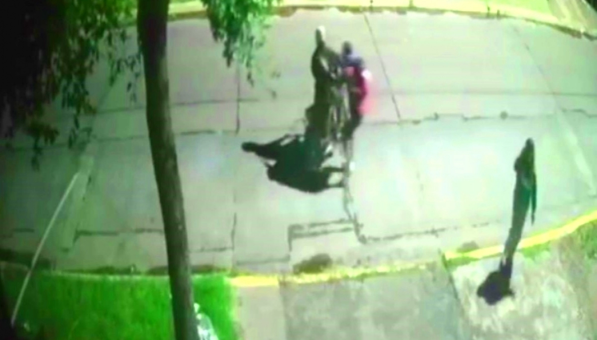 Motochorros persiguieron y cazaron a dos chicas en el Conurbano