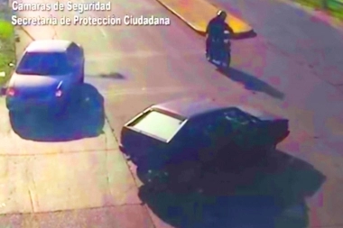 Un automovilista realizó una mala maniobra y arrolló a un motoquero