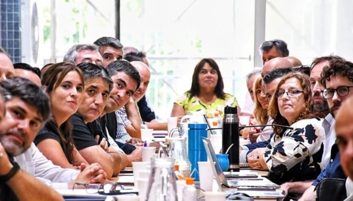 Con los ojos en el 2025, Kicillof convocó a paritarias a estatales bonaerenses para discutir salarios