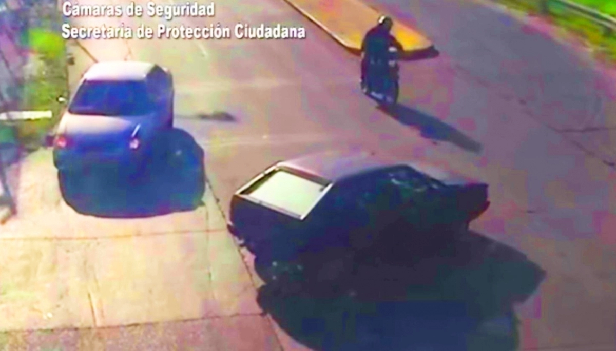 Un automovilista realizó una mala maniobra y arrolló a un motoquero