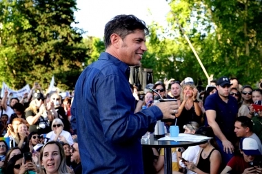 En medio de la tensión con Cristina, Kicillof retoma las “mateadas” con vecinos para levantar su imagen