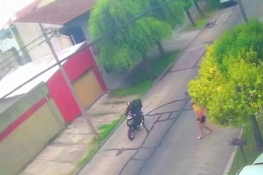 Falso delivery en moto interceptó a una ciclista y la obligó a tirarse del rodado