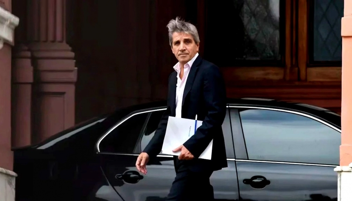 Caputo fustigó a Kicillof y lo acusó de querer Aerolíneas Argentinas para “robar” sus fondos