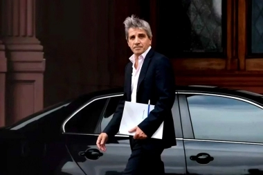 Caputo fustigó a Kicillof y lo acusó de querer Aerolíneas Argentinas para “robar” sus fondos